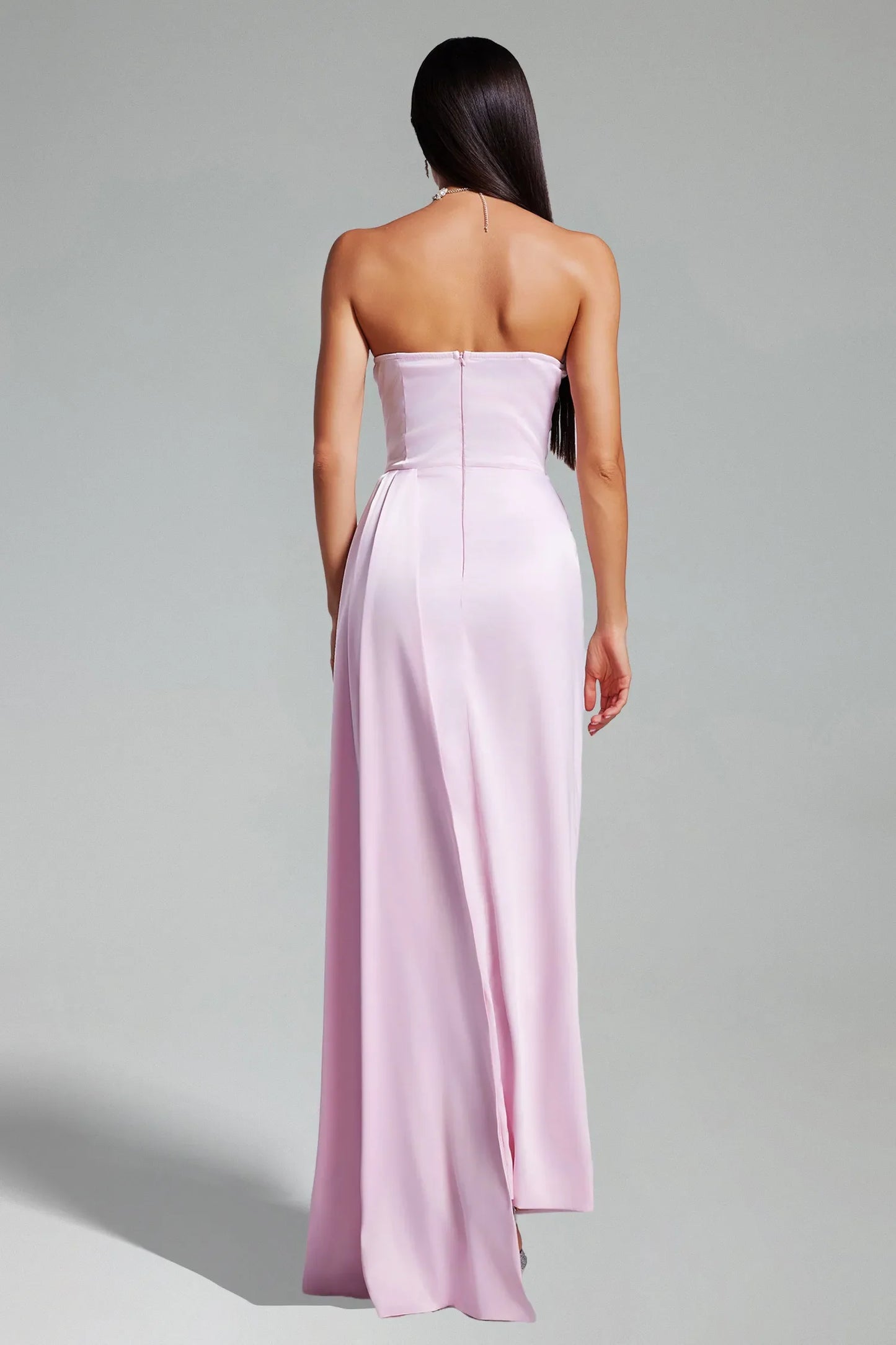 Mattes, hochgeschlitztes Satin-Maxikleid mit Ausschnitten – Rosa